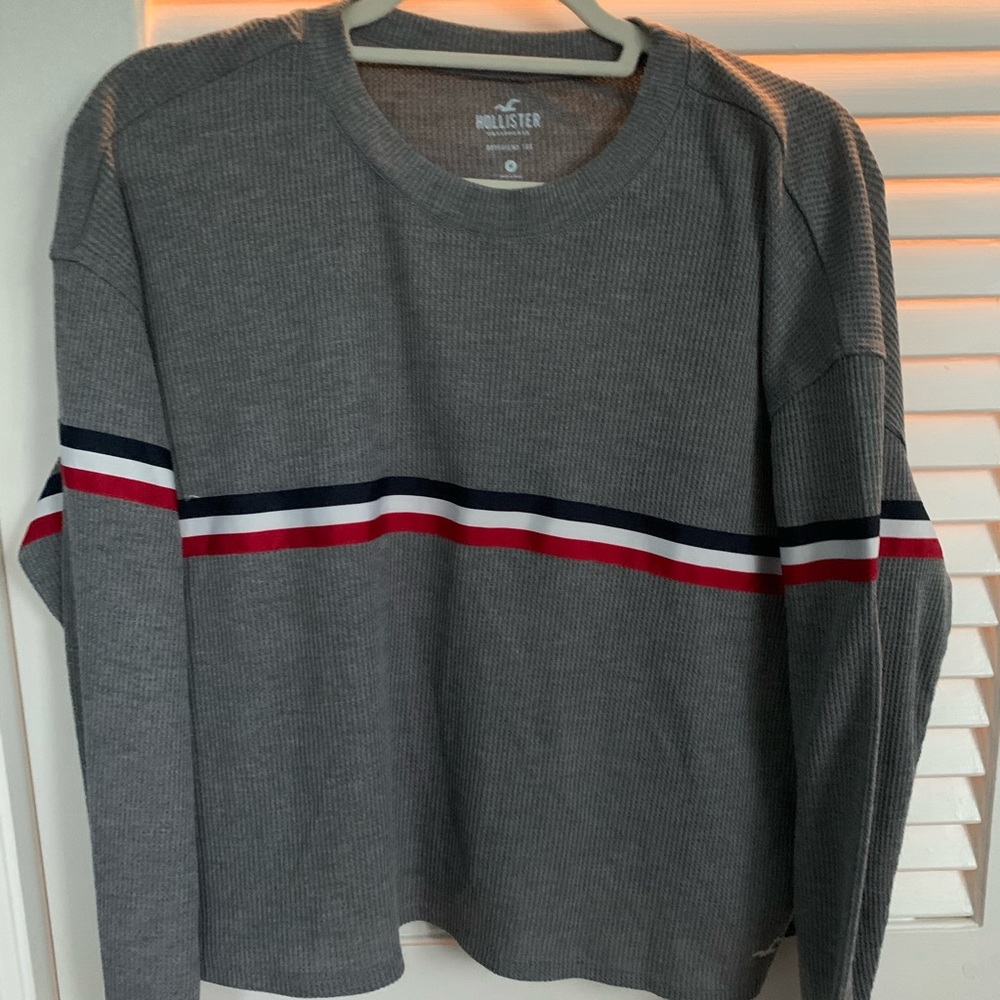 Gray sweater with ribbon
